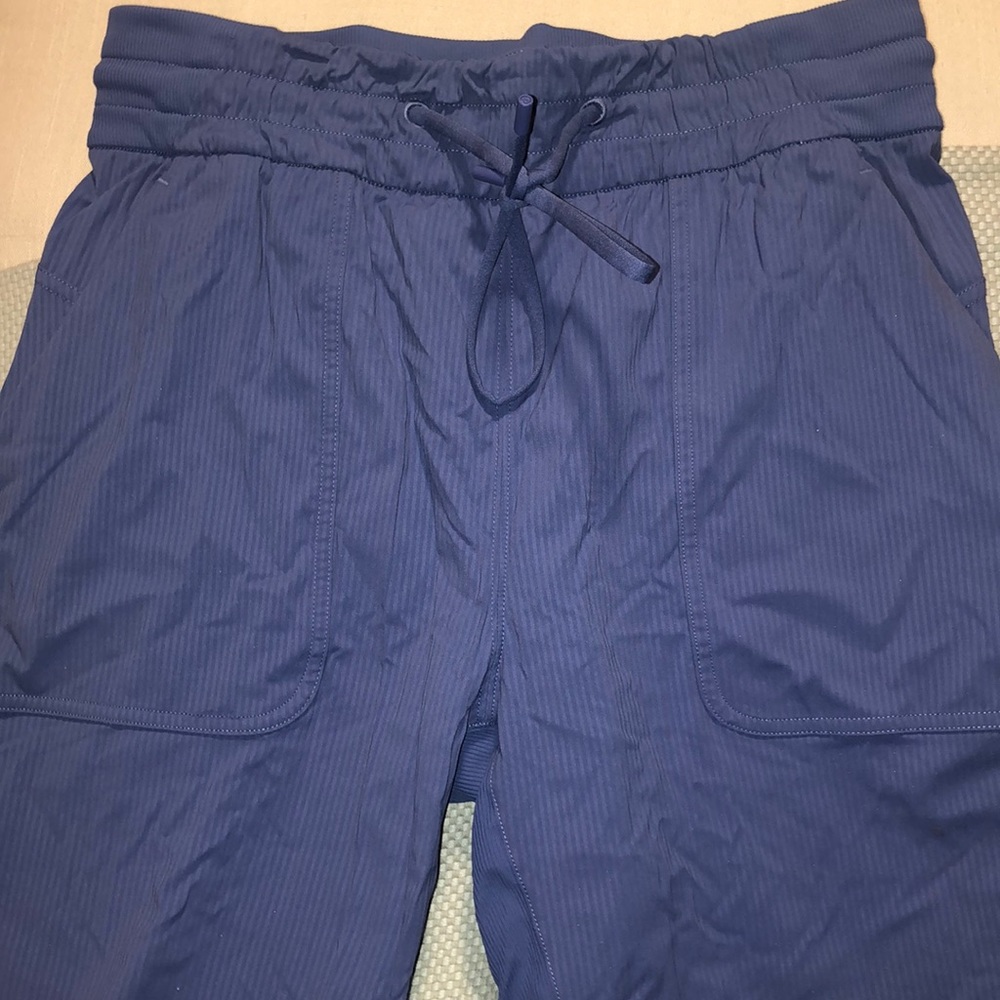 LULULEMON Beyond the studio crop Tear Drop SZ 6
